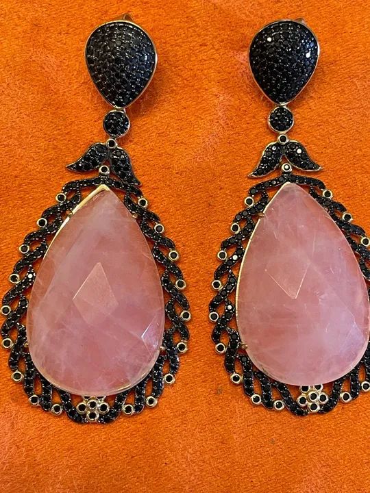 Brincos de Quartzo Rosa com Detalhes em Pedras Pretas