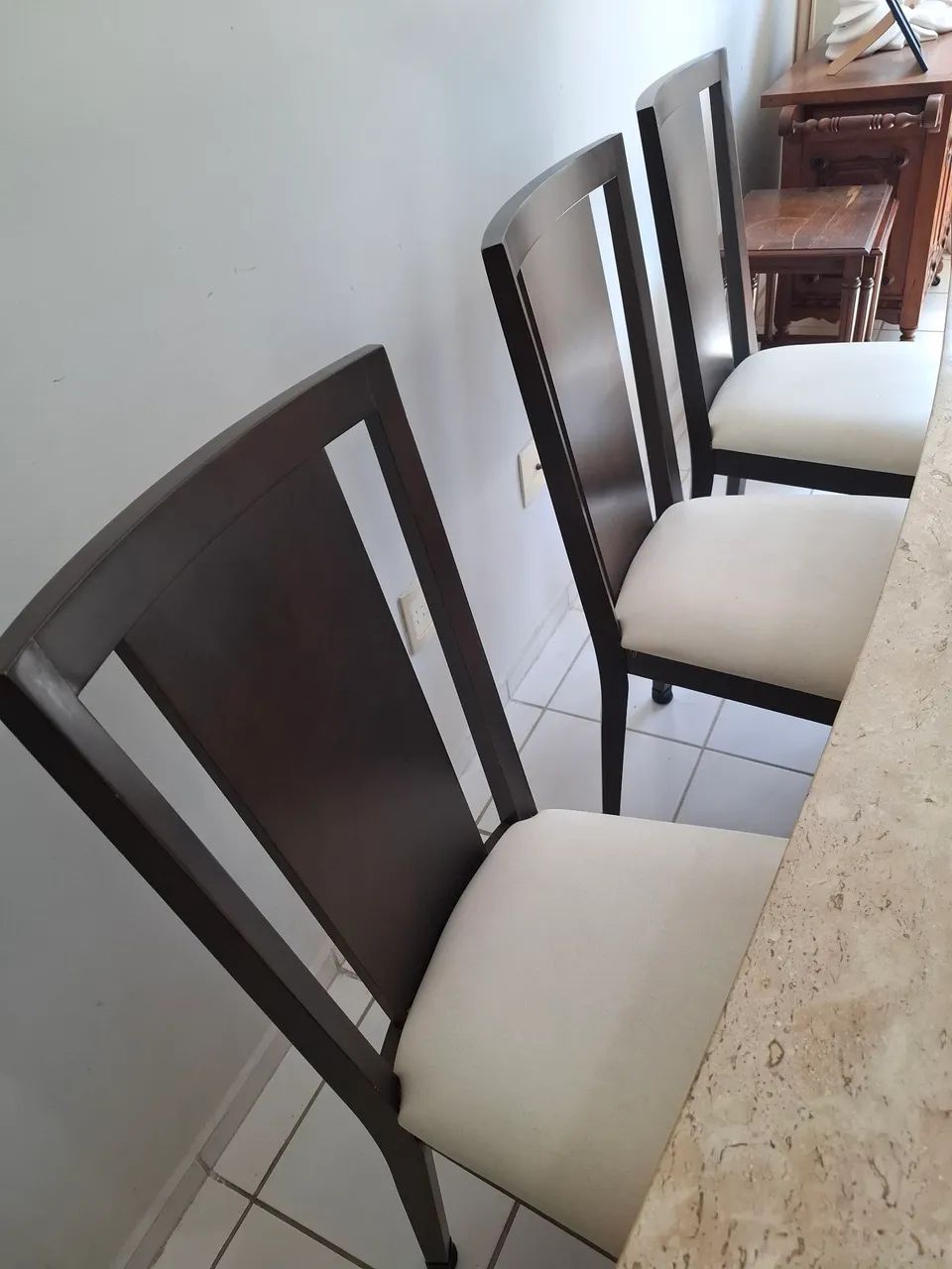 Lindíssima Mesa em mármore com 8 cadeiras em madeira - Foto 4