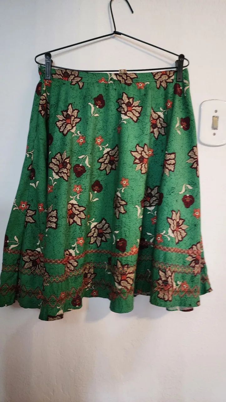 Saia midi n* 38  bordada na barra_ Vintage