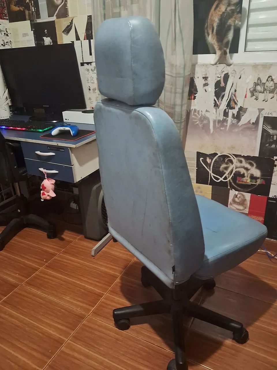 Cadeira de escritório azul com encosto - Foto 4