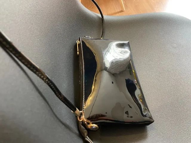 Bolsa tiracolo preta, acabamento envernizado (usada) - Foto 3