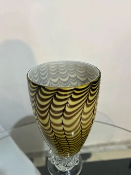 Vaso decorativo de vidro/cristal artístico, com design ondulado  e base transparente - Foto 2