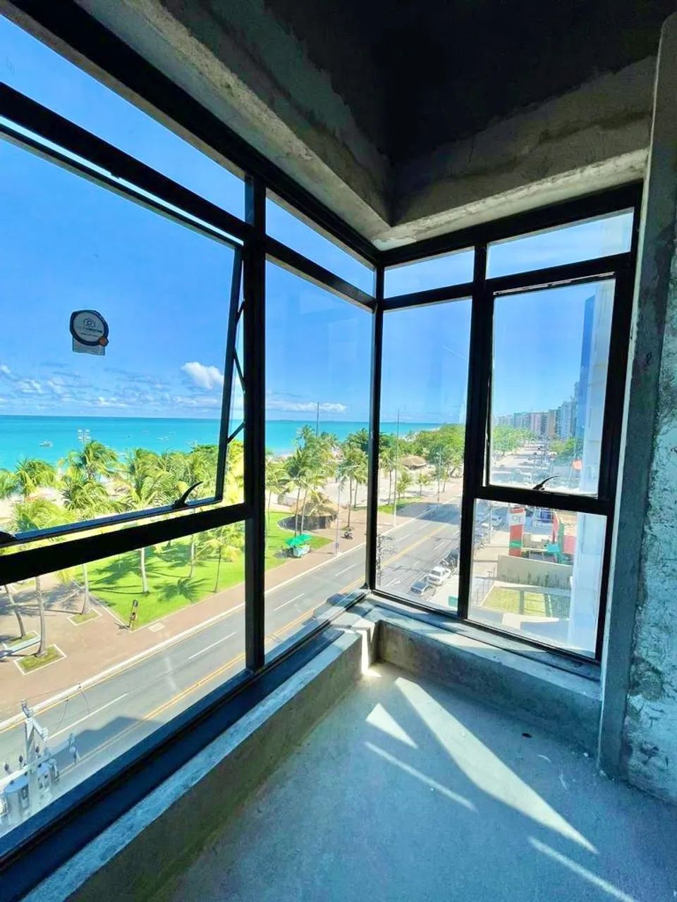 Apartamento com piscina na varanda a beira-mar em frente as famosas piscinas naturais de p - Foto 2