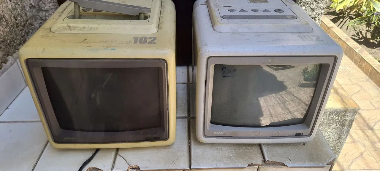Lote de 2 TVs Semp no estado, para revisão.