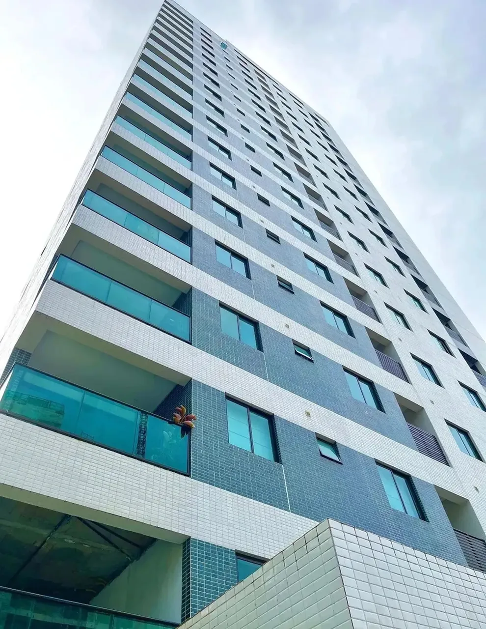 PG| Apto em Casa Forte| 03 quartos| 84m²| Varanda| Edf Glória Luz