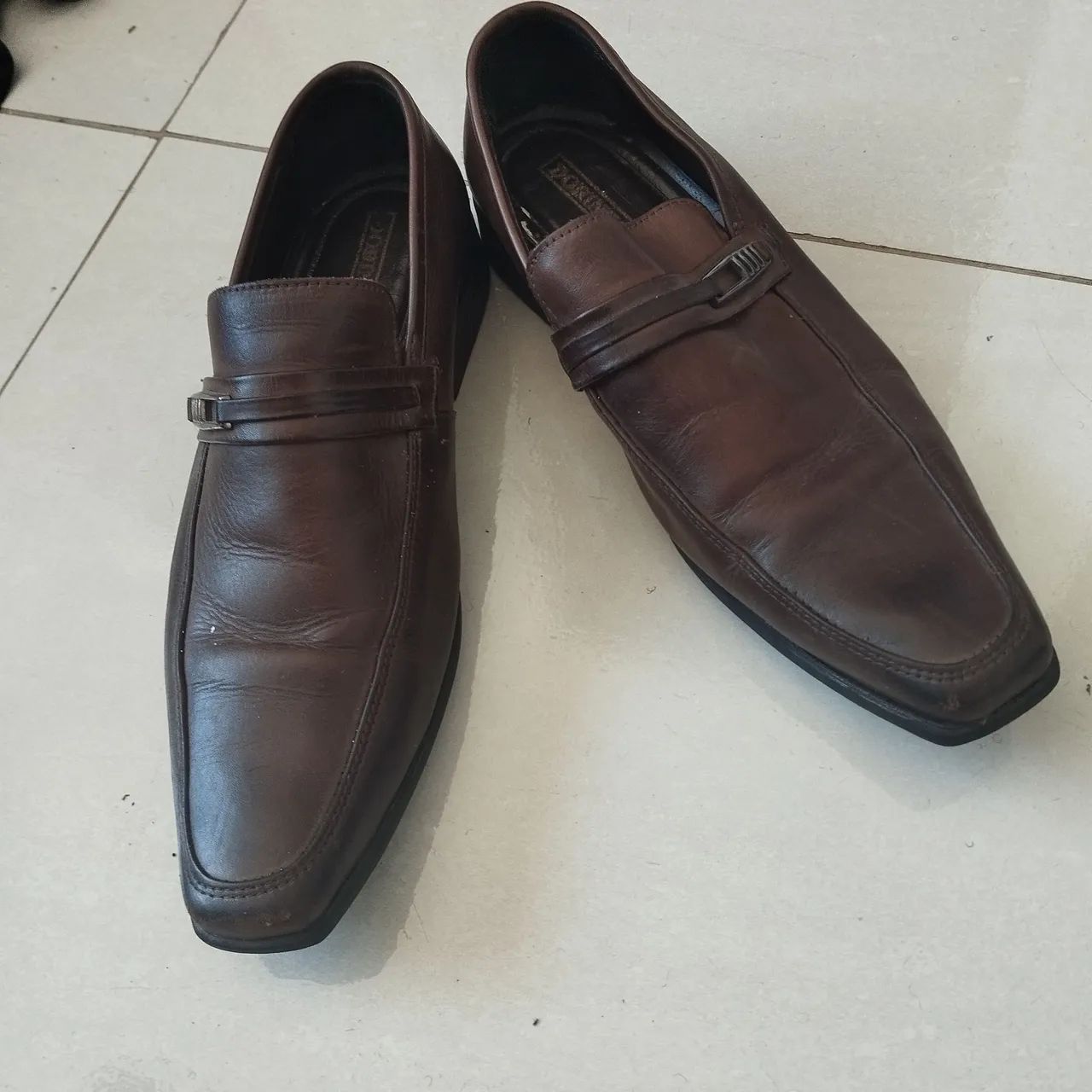 Sapatos sociais de couro marrom - Elegância e estilo - Foto 4