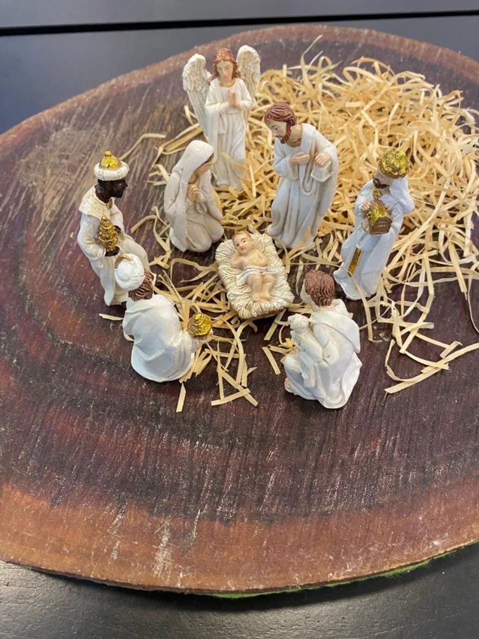 Presépio de resina com 8 peças para encantar o seu Natal. Sem a cúpula de vidro.