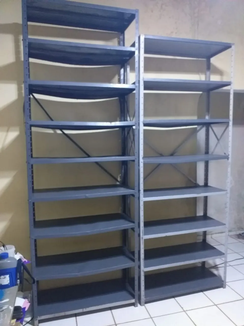 Prateleiras de aço para comércio reforçadas com bandeijoes de 42 cm 1000