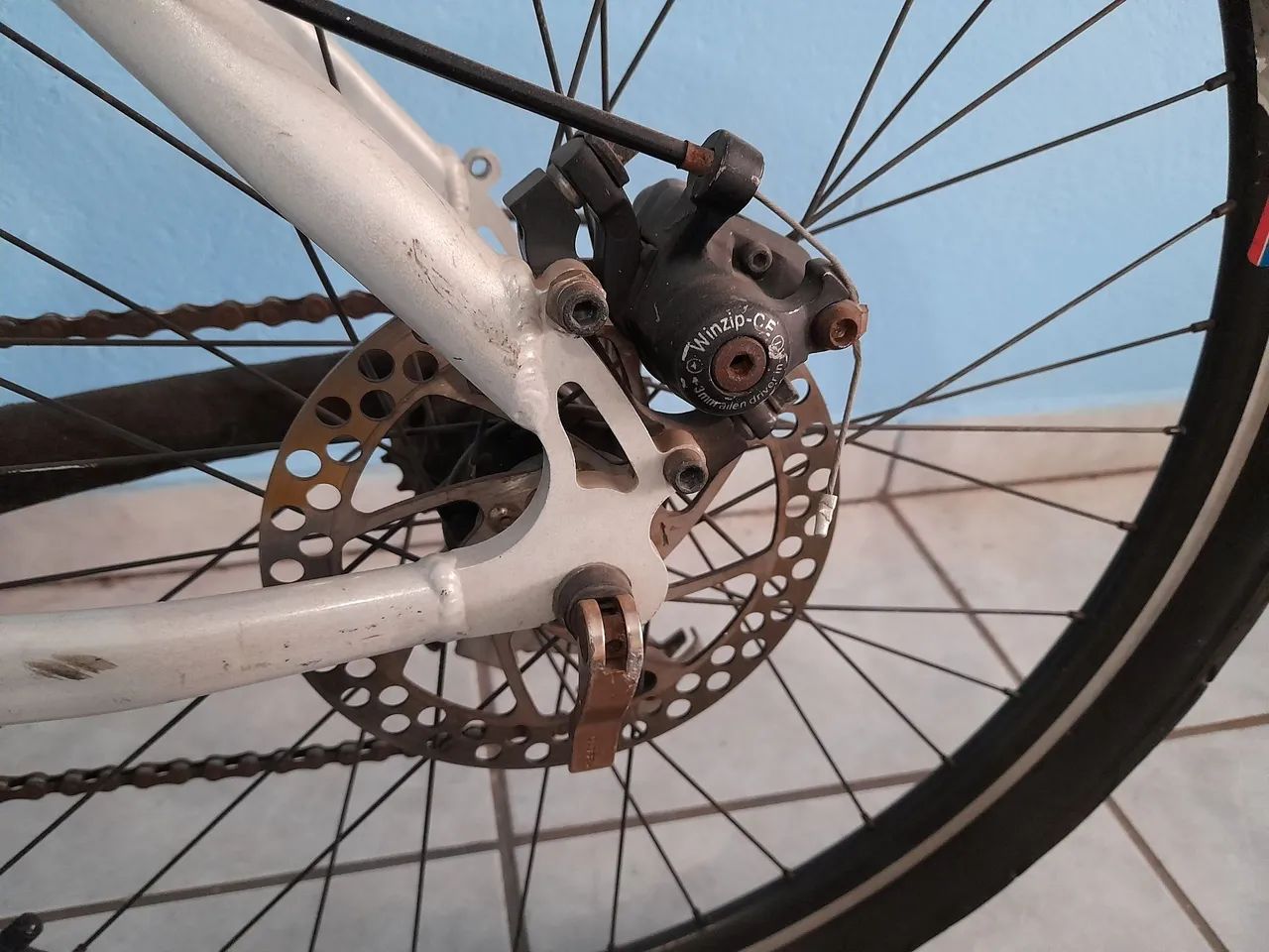 Bicicleta Specialized Hardrock pouco usada super nova com pneus kenda flame  - Foto 4