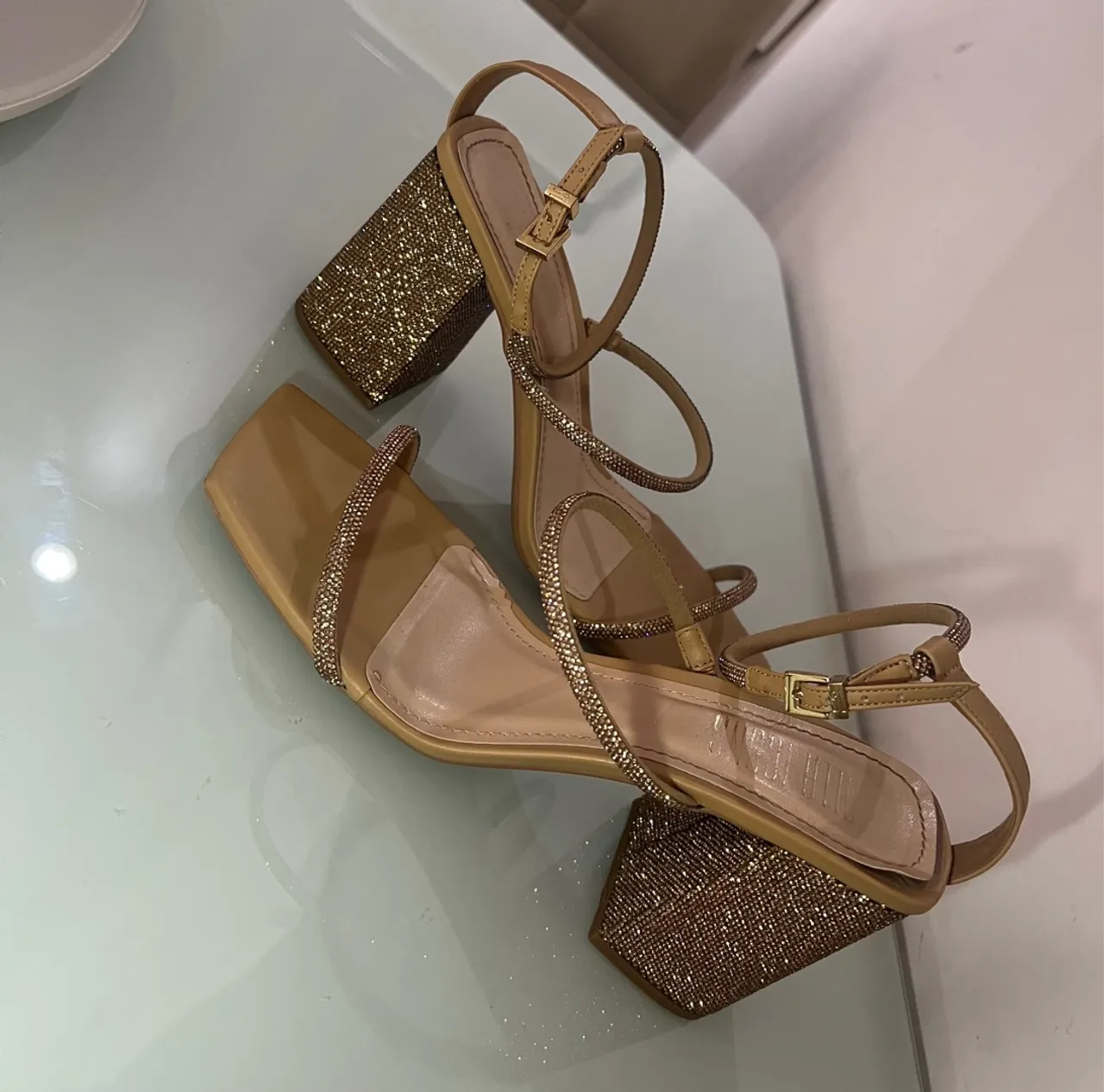 Sandálias de salto alto com strass Dourada Santa Lolla