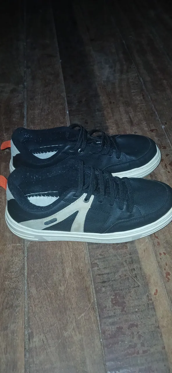 Tênis preto com detalhes