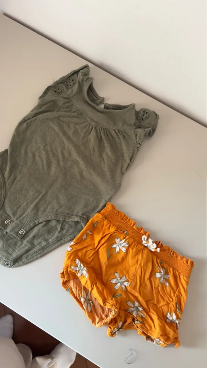 Conjunto Carter?s body e shortinho floral bebê