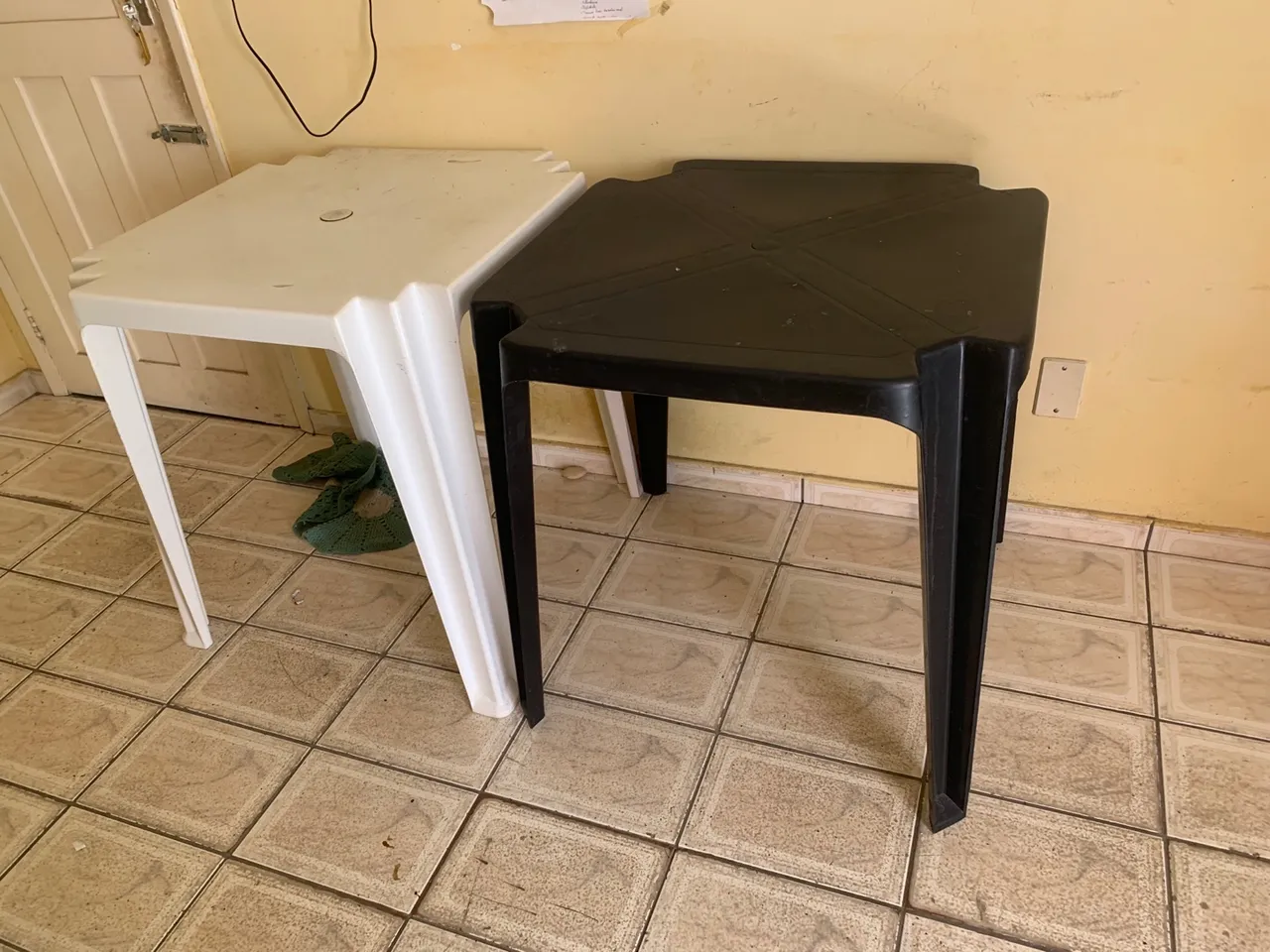 Vendo duas mesas plásticas