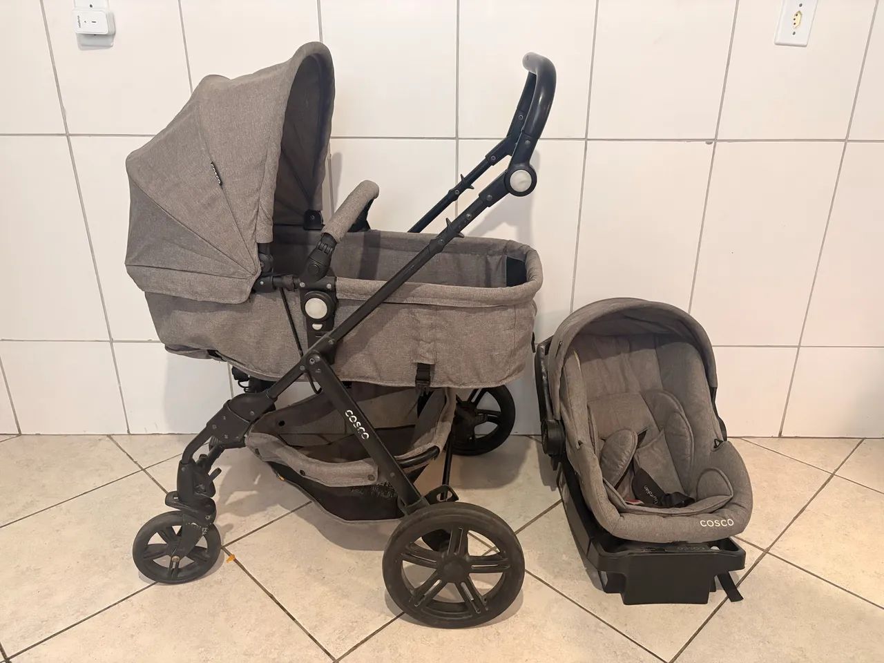 Carrinho de bebê com bebê conforto Cosco - Foto 4