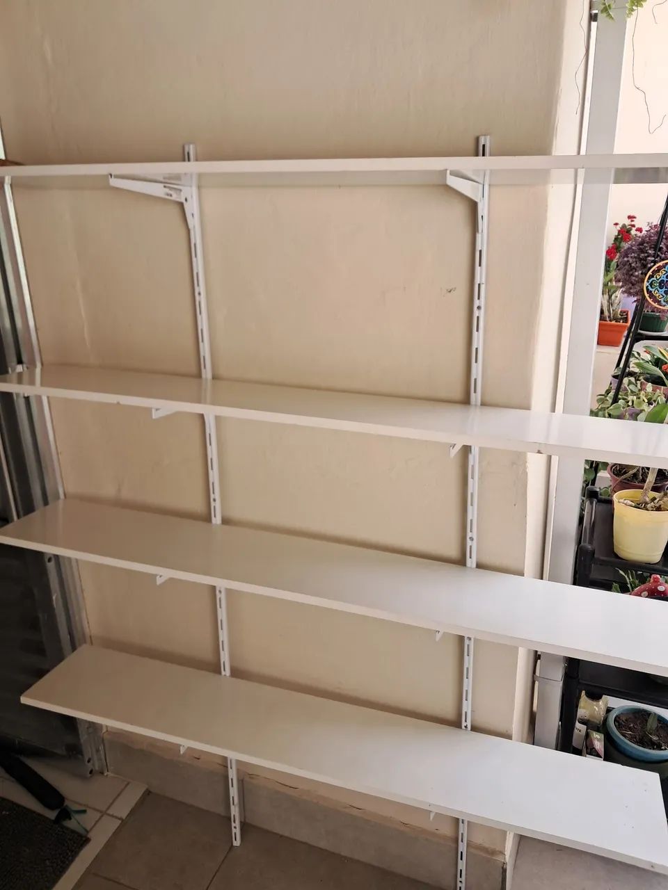 Prateleira ajustável com trilho e 4 bases