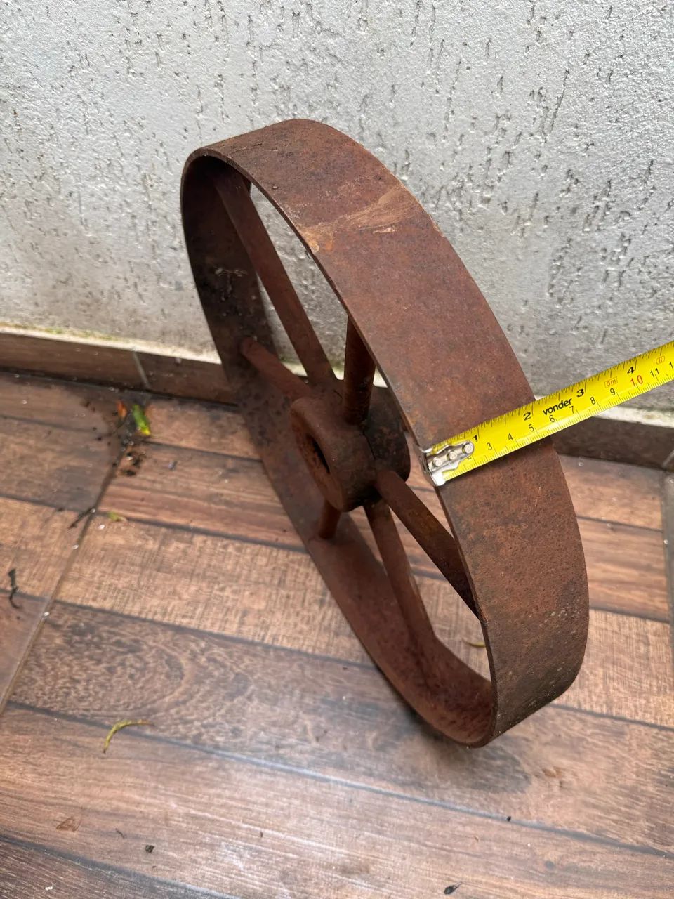 Roda de ferro antiga decoração  - Foto 4