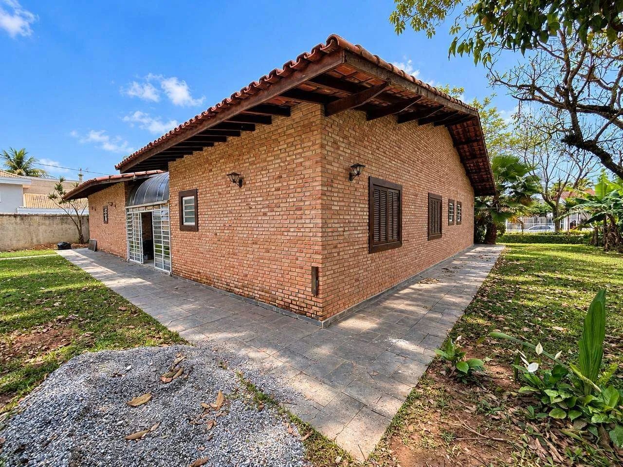 Casa térrea para locação no Centro de Guararema | 3 quartos e 2 suítes - Foto 5