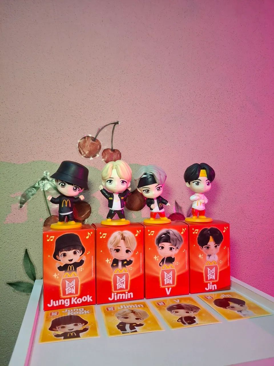 Bonecos Jin e J-hope- preço do par somente - Hobbies e coleções