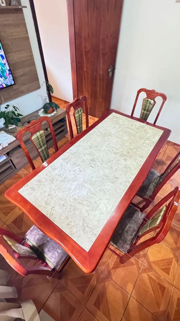 Jogo de jantar em mogno (mesa com 6 cadeiras e buffet) - Foto 3