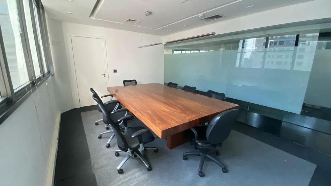 Sala comercial, MOBILIADA, na região da Berrini, com 254 m². Com 36 posições de trabalho