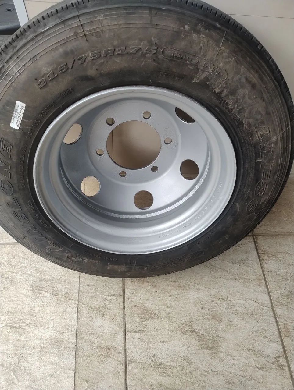 Roda 17,5 original IVECO com pneu - Foto 3