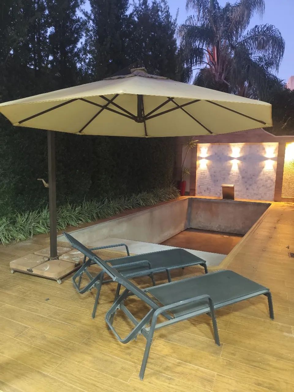 Ombrelone luxo com capa e suporte com rodinhas + espreguiçadeiras - Foto 3