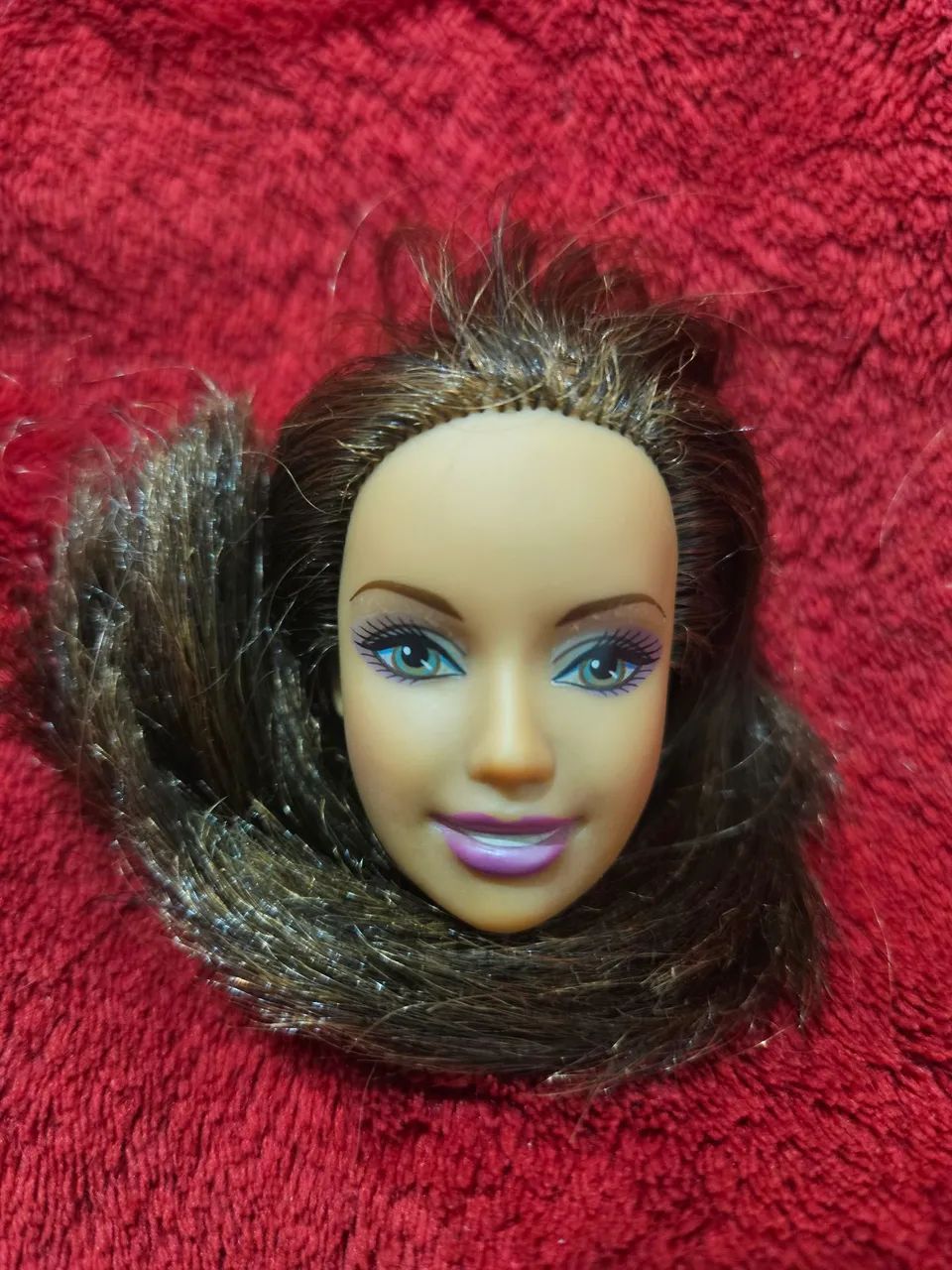 Cabeça de boneca barbie morena