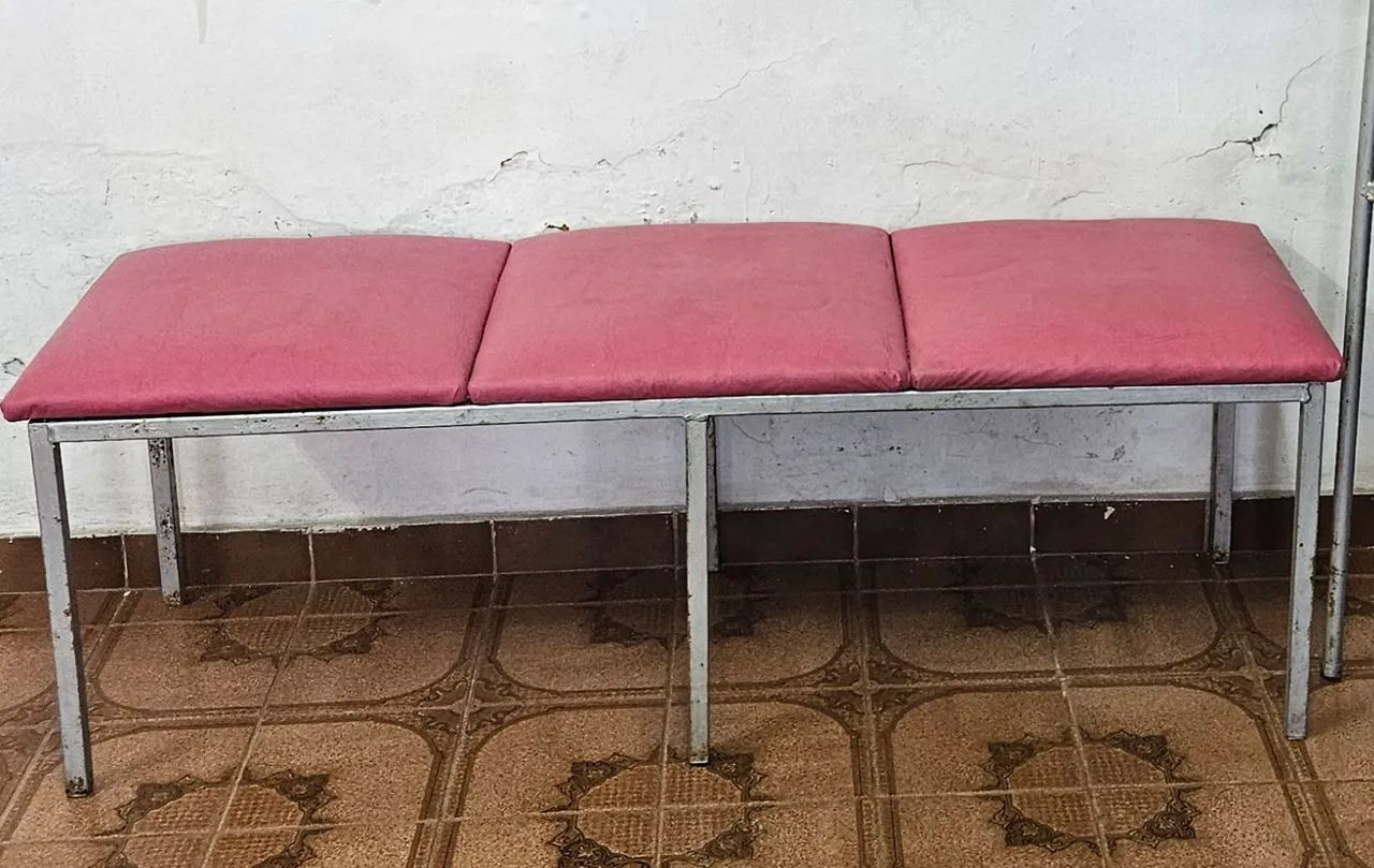 CADEIRA INFANTIL PARA CORTE E BANCO ESTOFADO PARA SALA DE ESPERA. - Foto 2