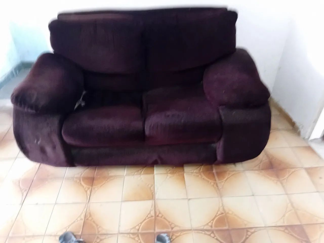 Sofá de veludo com 2 lugares marrom escuro 