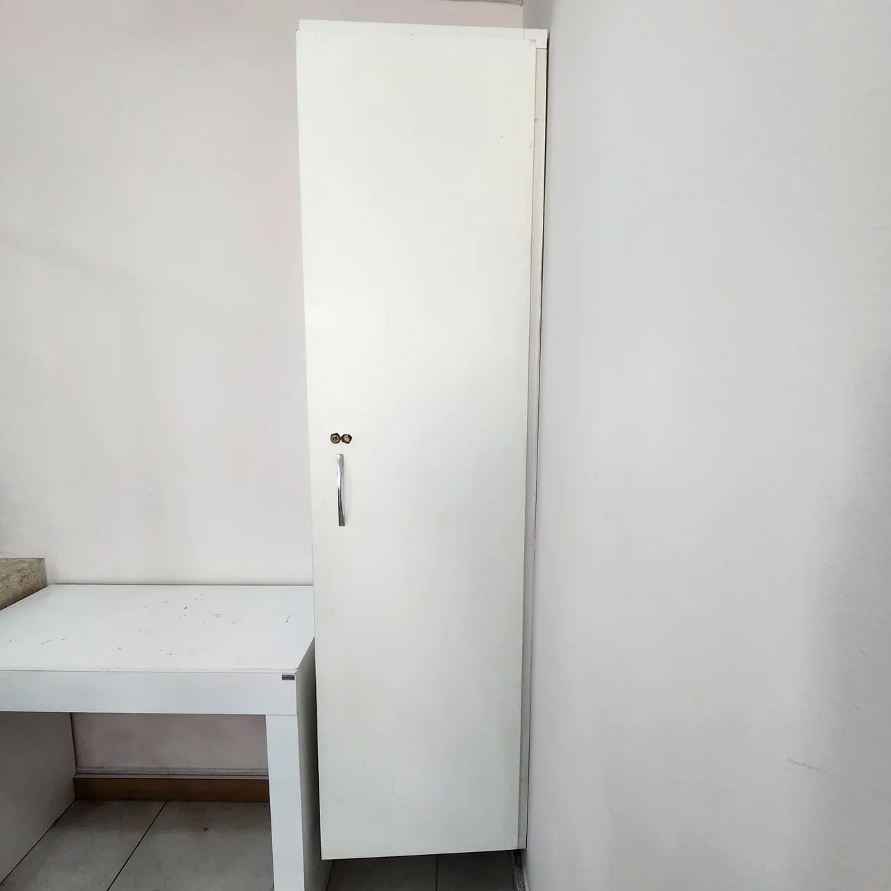 Armário Torre Multiuso em MDF Branco com Prateleiras