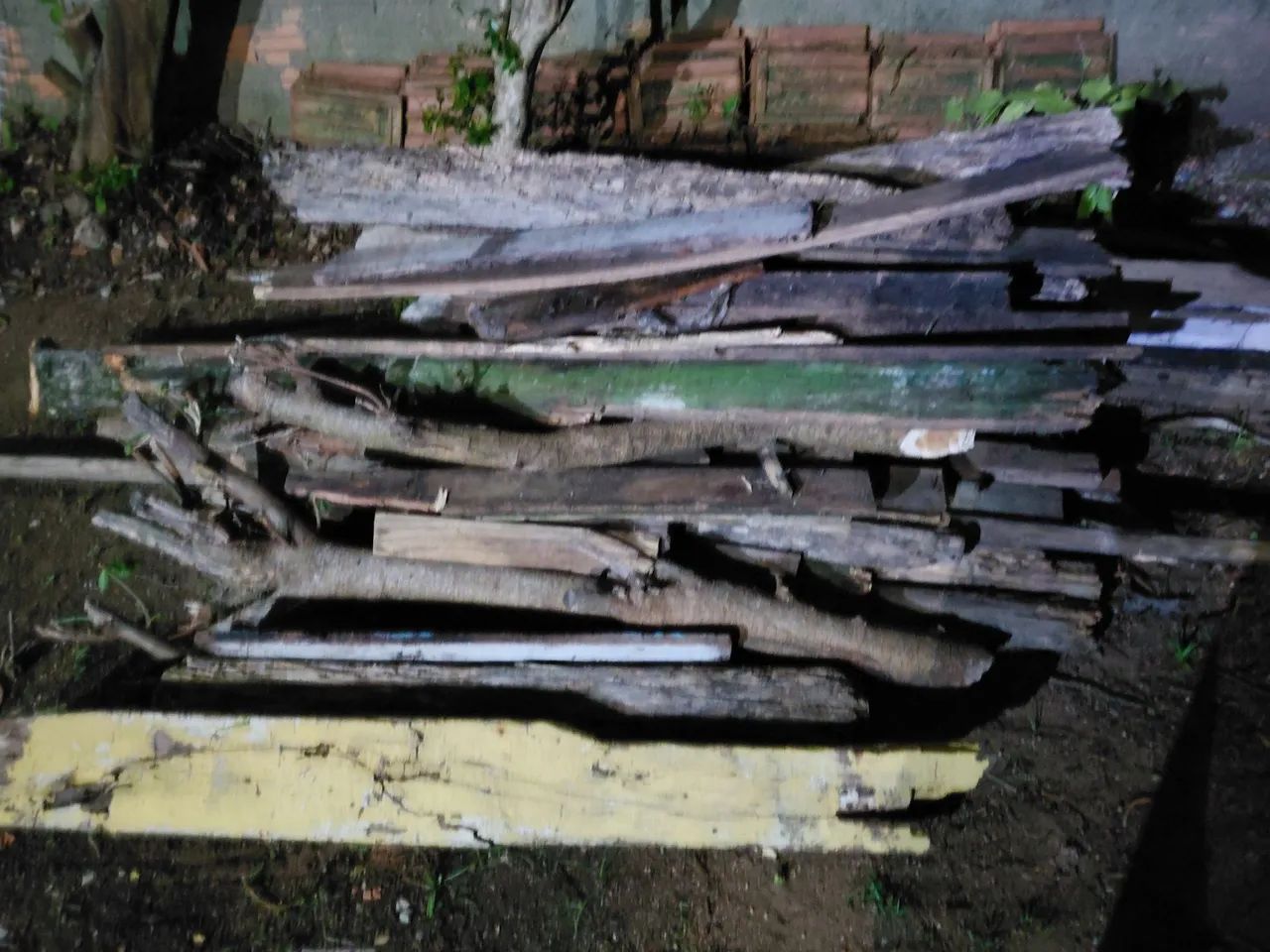 Donation of demolition wood – ideal for firewood