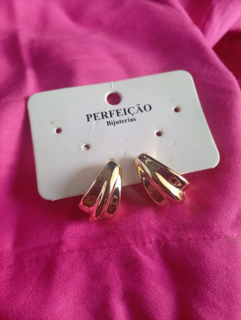 Brinco meia argola tripa dourada