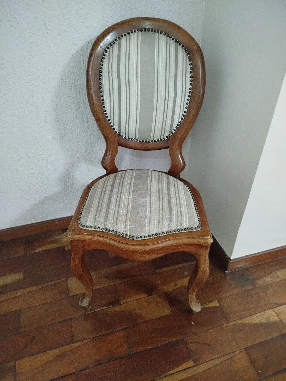 Cadeira medalhão em cerejeira maciça  - Foto 2