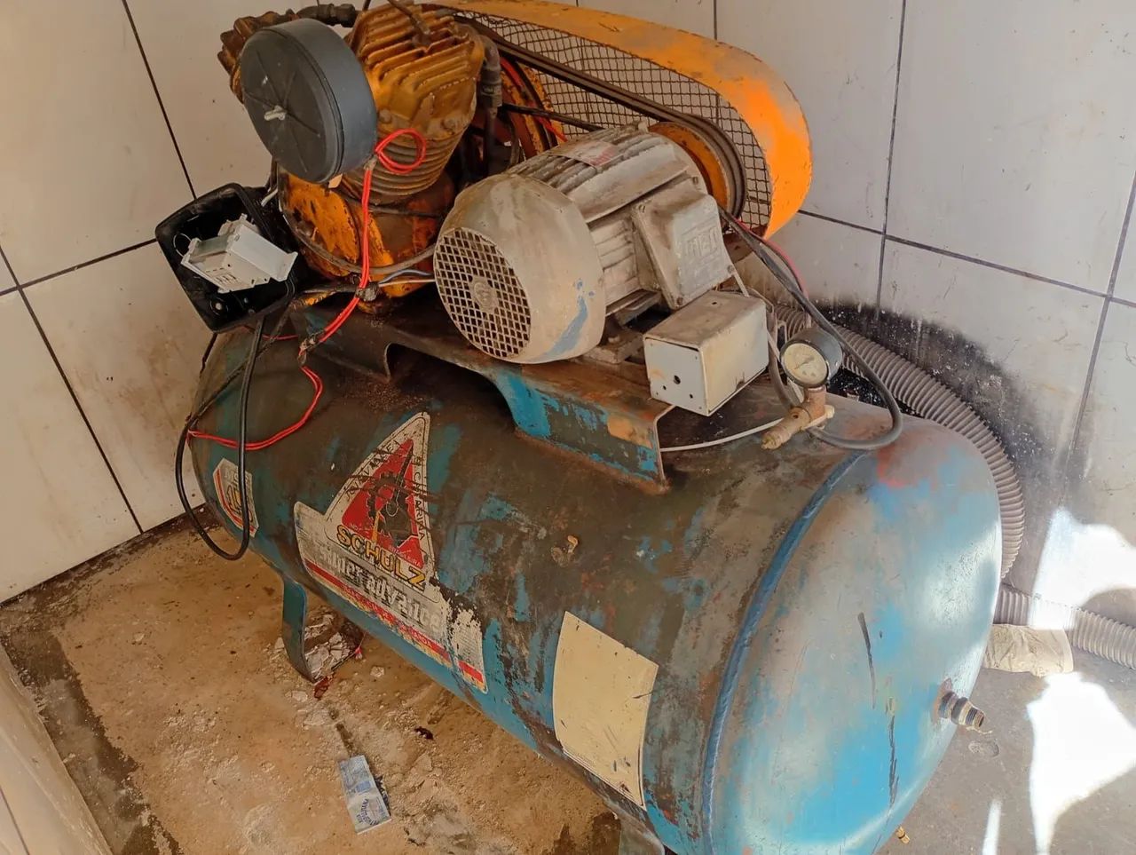 Compressor Schulz MSV15
200 Litros
trifásico dois estágios