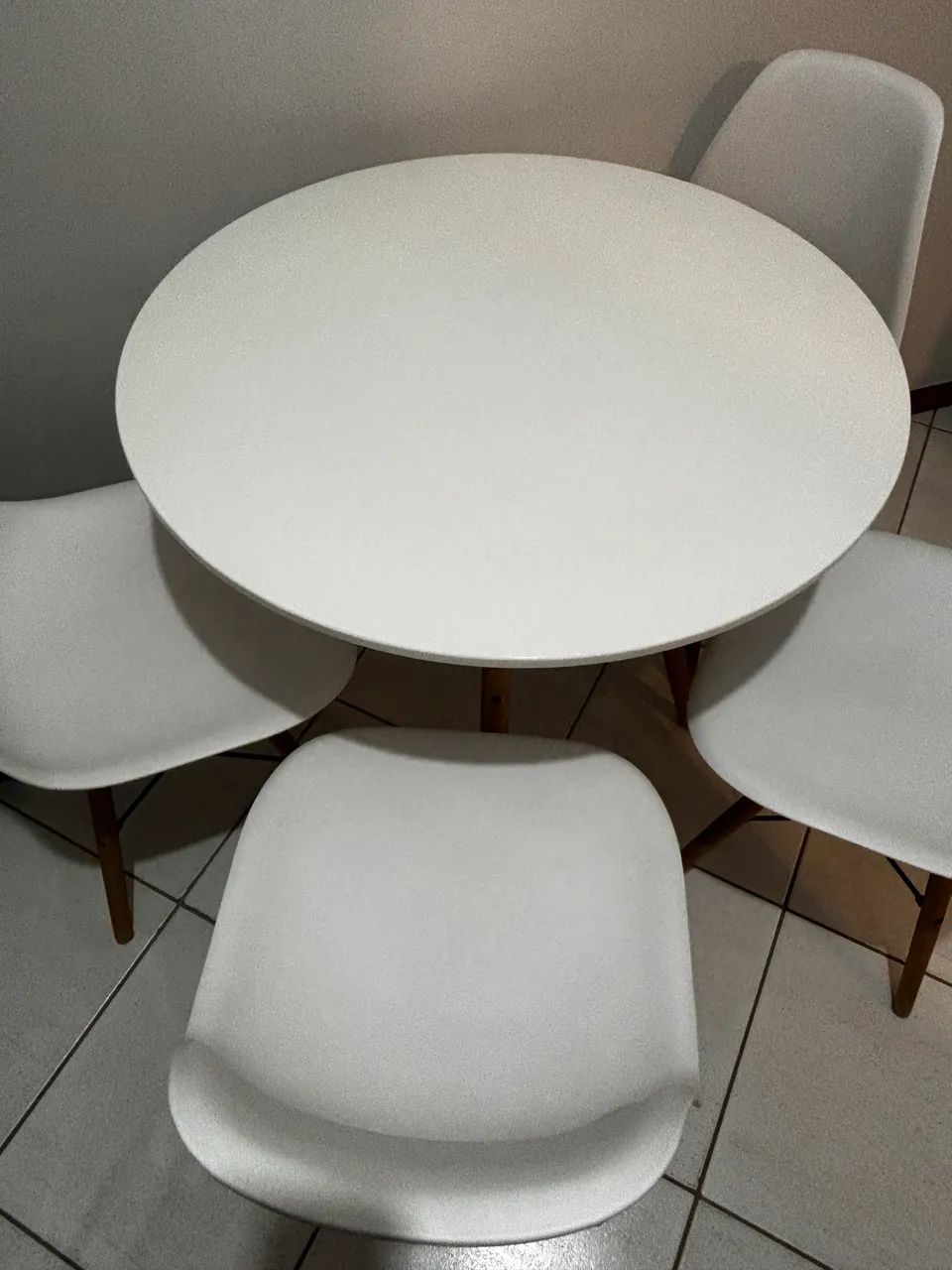 VENDO linda mesa com quarto cadeira  - Foto 2