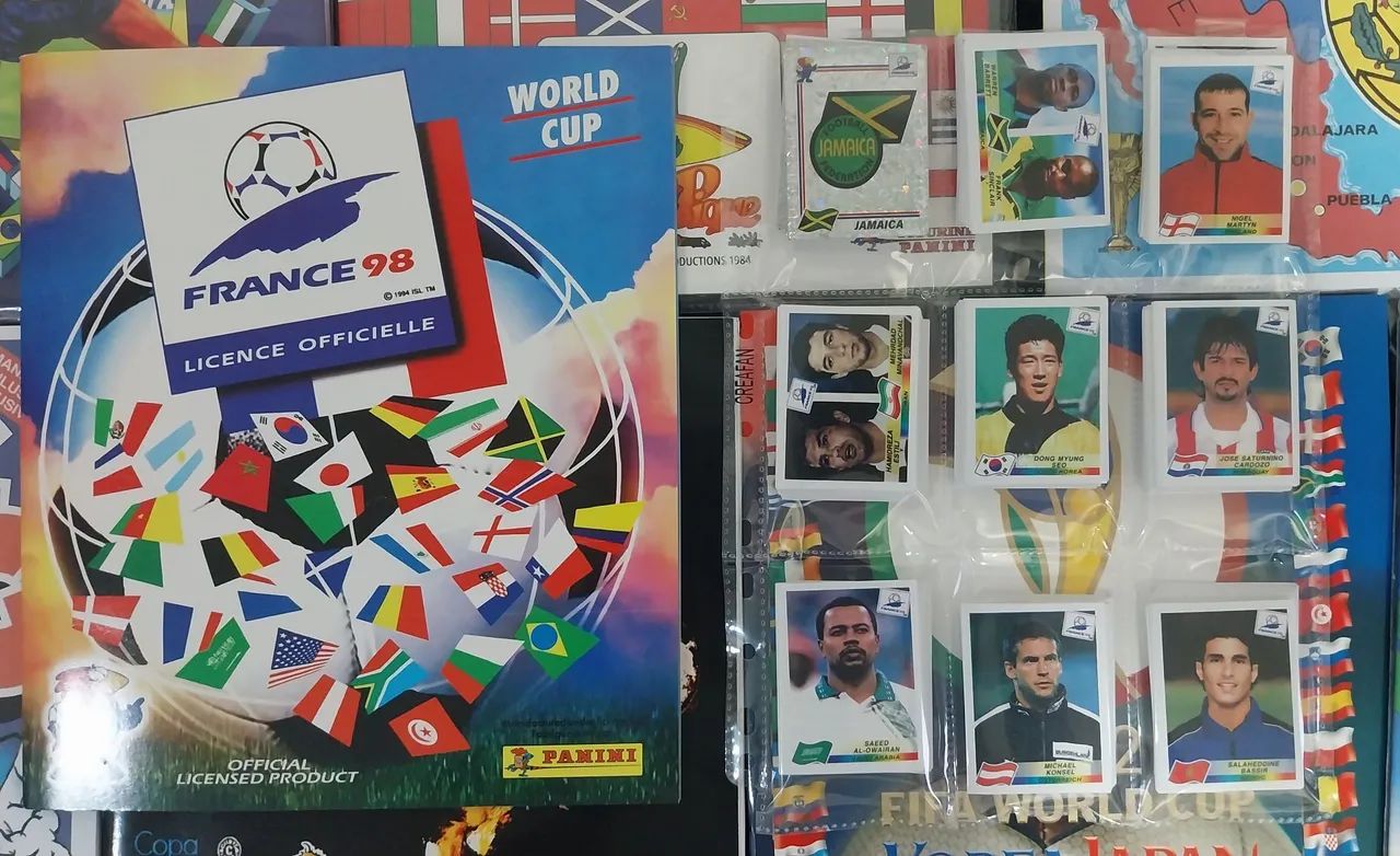 2 Álbuns da Copa do Mundo (1998 e 2002) - Vazios e Set para colar - Foto 2