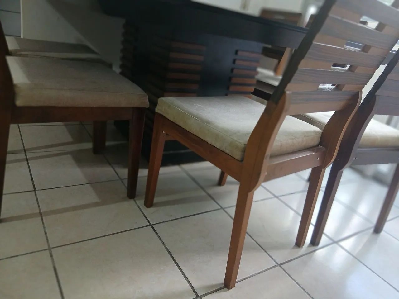 Vendo mesa com 06 cadeiras 