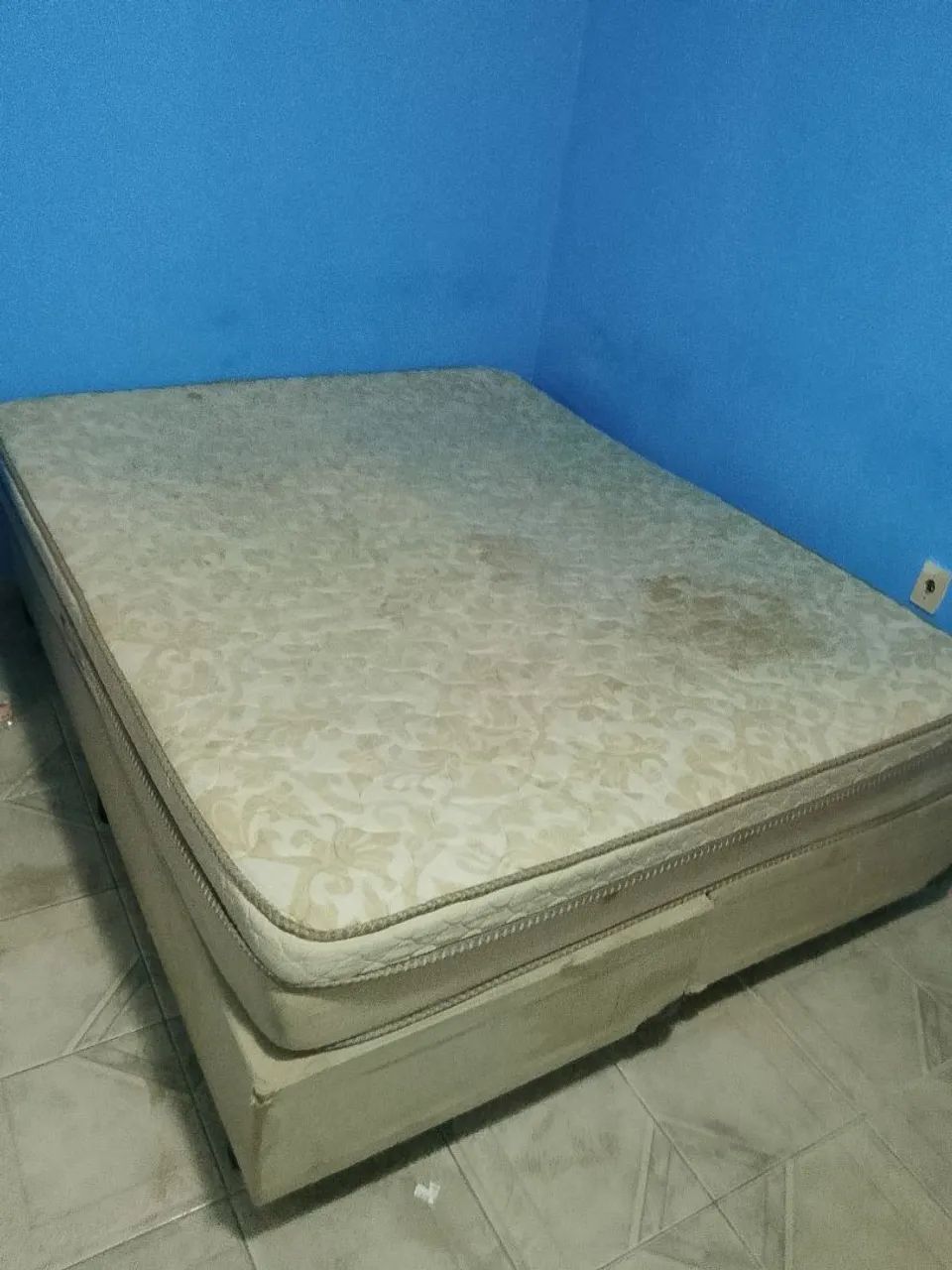 Cama Queen em bom estado