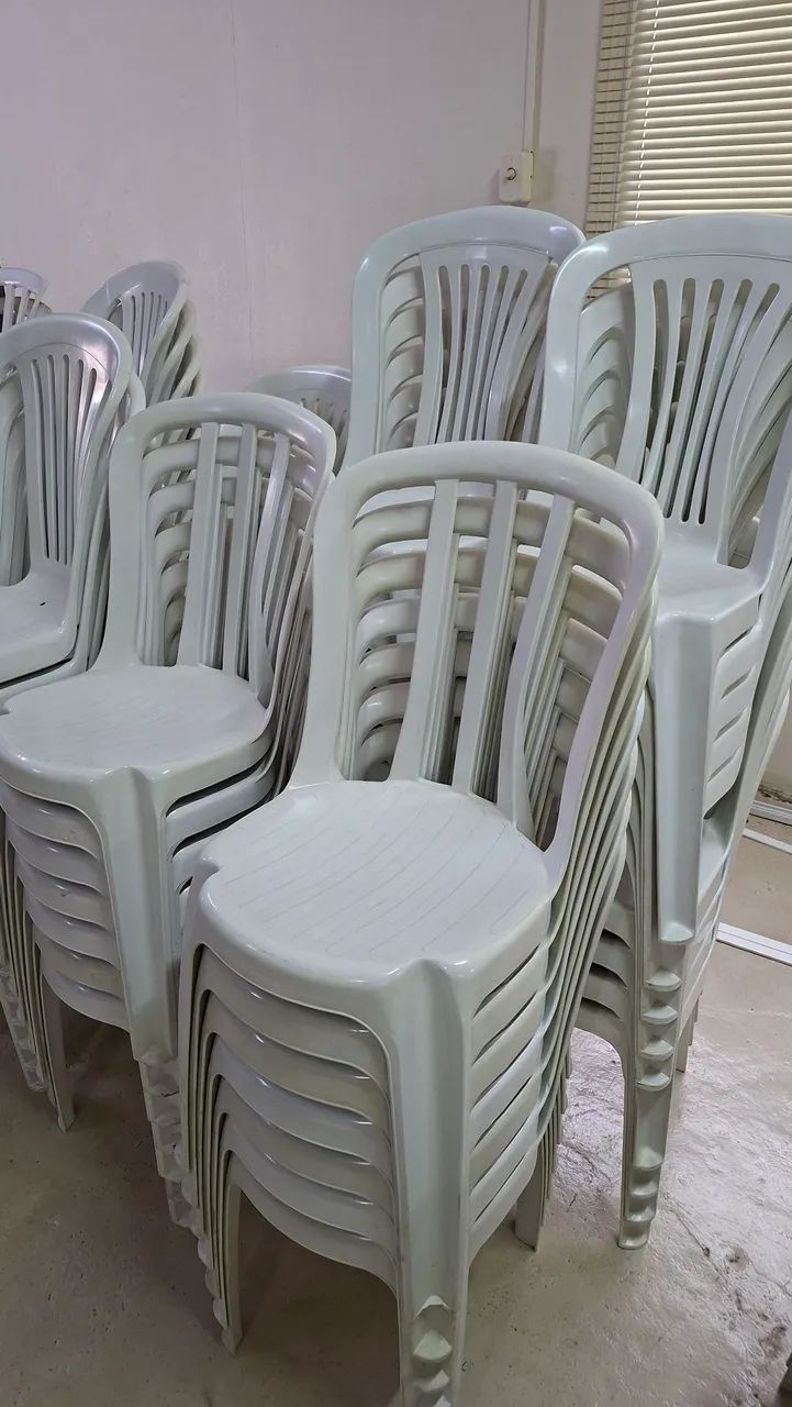 Cadeiras de plastico branca