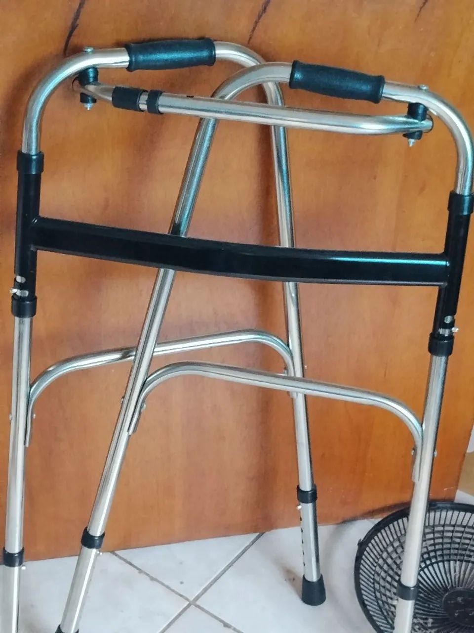 Vendo cadeira de rodas  e andador  - Foto 3