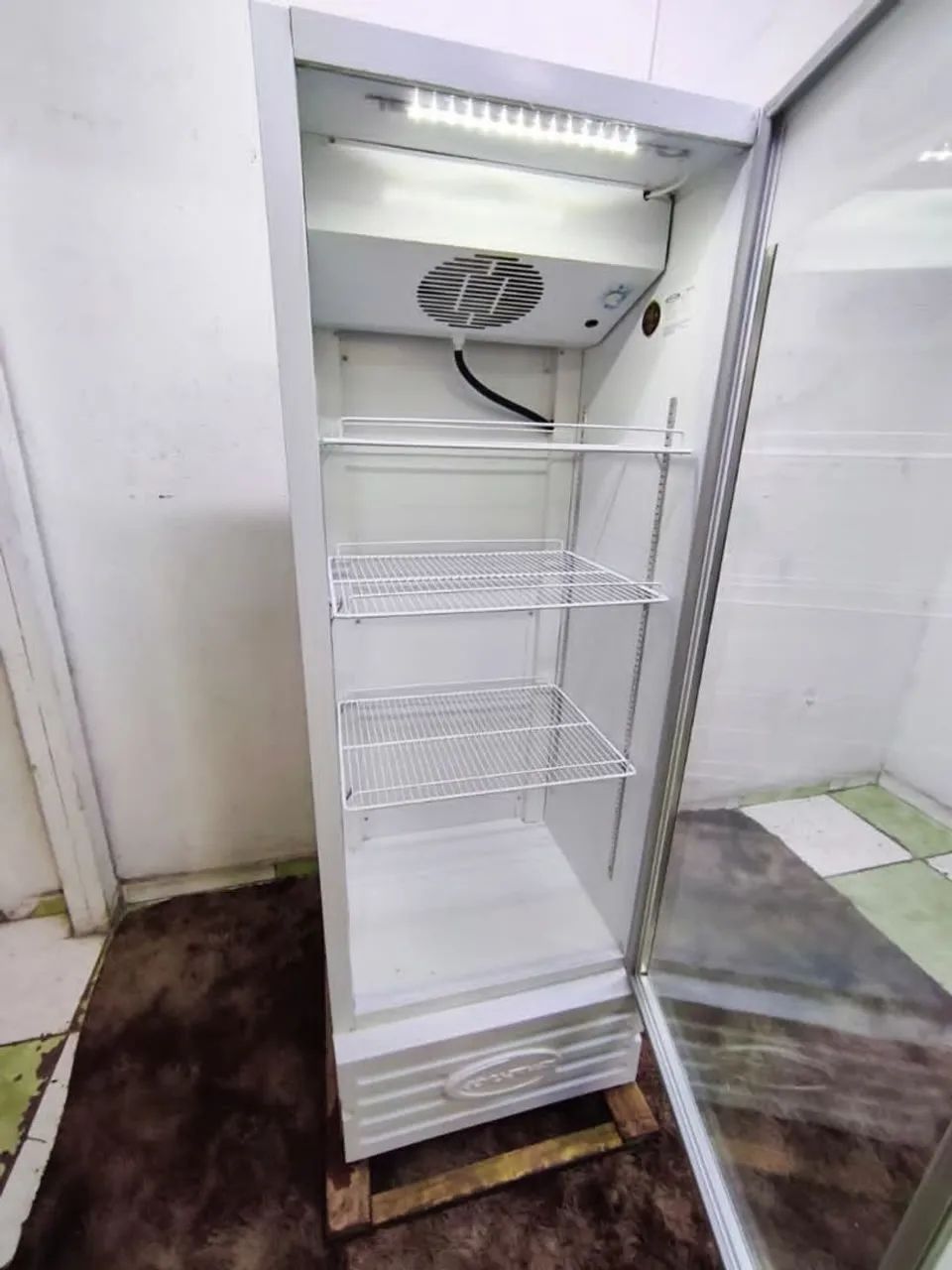 Expositor refrigerado 400 litros seminovo - Geladeiras e Freezers