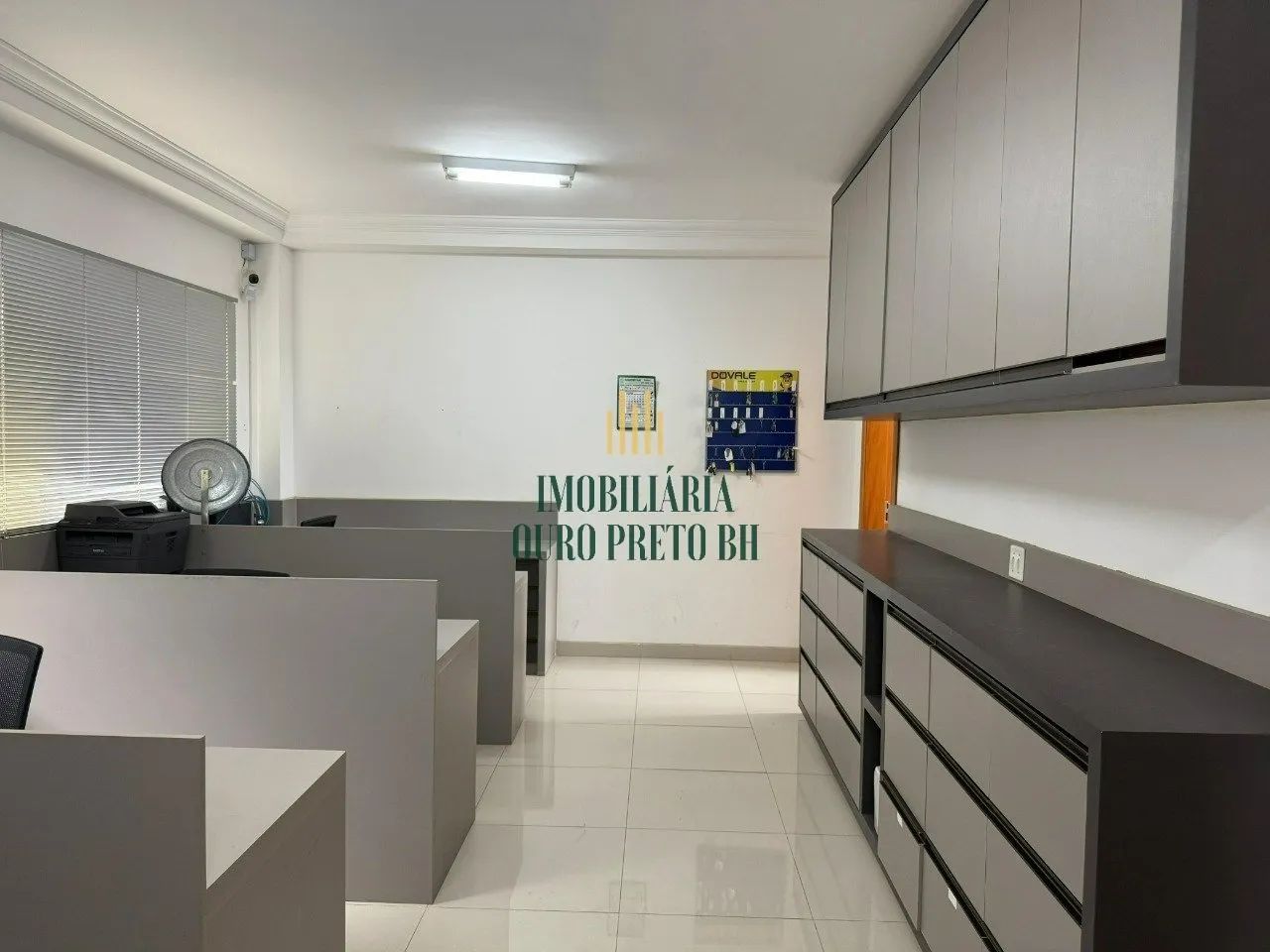 Sala comercial com 30m² á venda no bairro Santa Mônica.