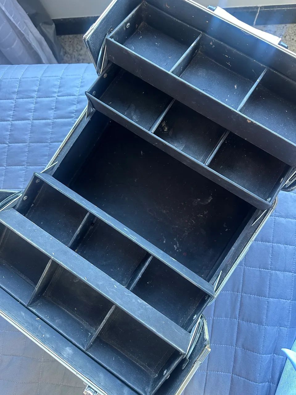 Maleta profissional de maquiagem de aço aluminio grande - Foto 5