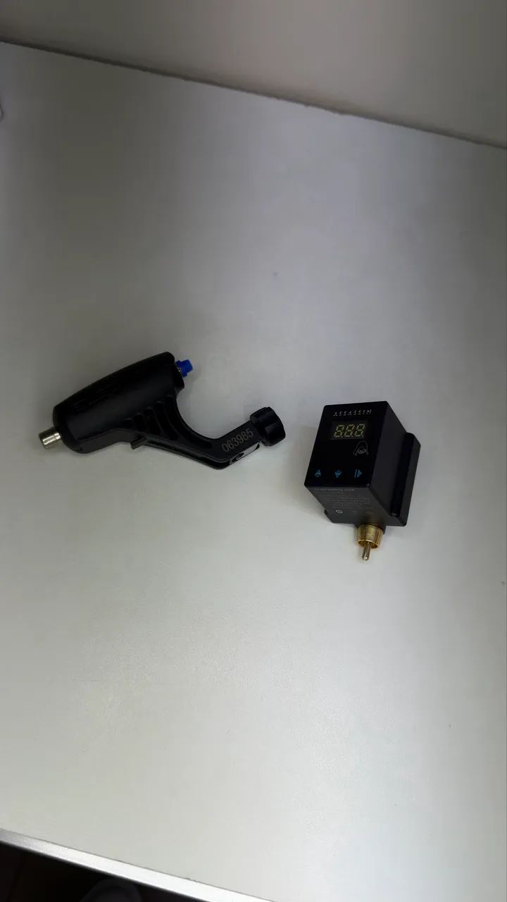 Máquina e fonte de tatuagem 