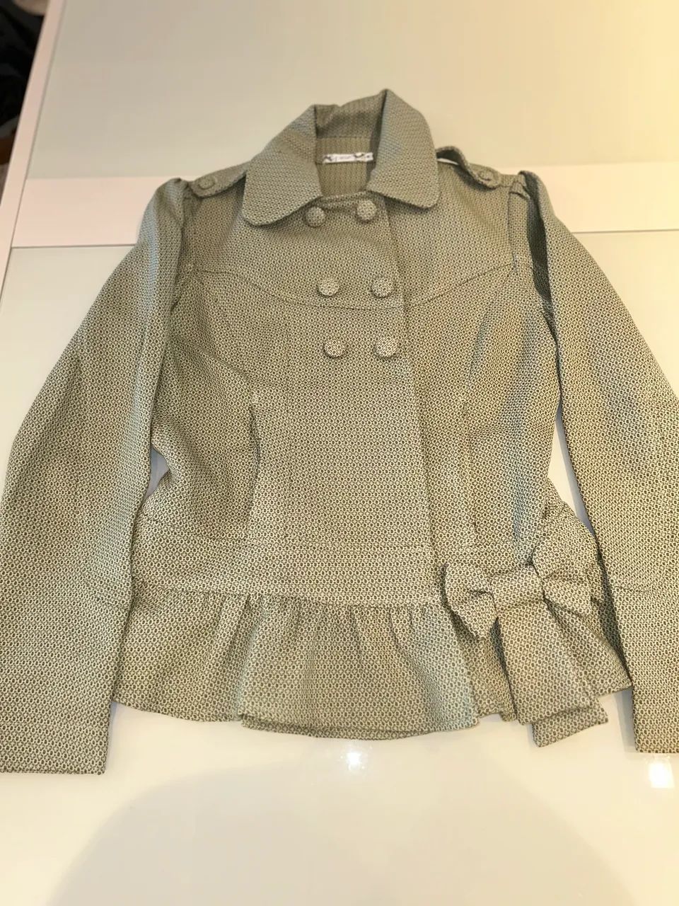 Blazer Acinturado com Peplum e Detalhe de Laço - Estilo Militar Romântico TAMANHO M - Foto 3