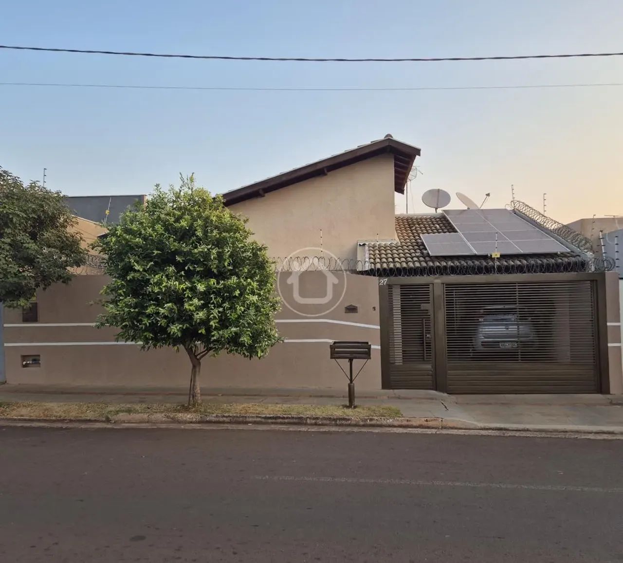 CASA COM 3 DORMITÓRIOS E ENERGIA SOLAR
