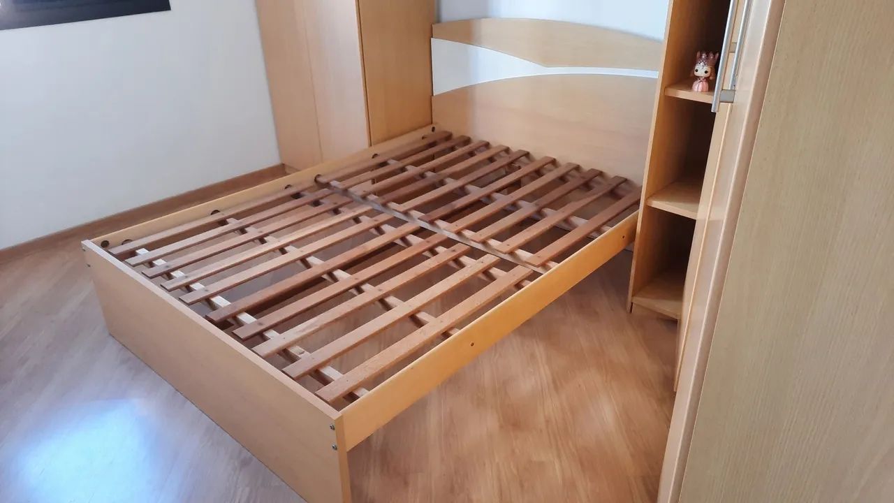 Cama de casal - madeira clara - usada