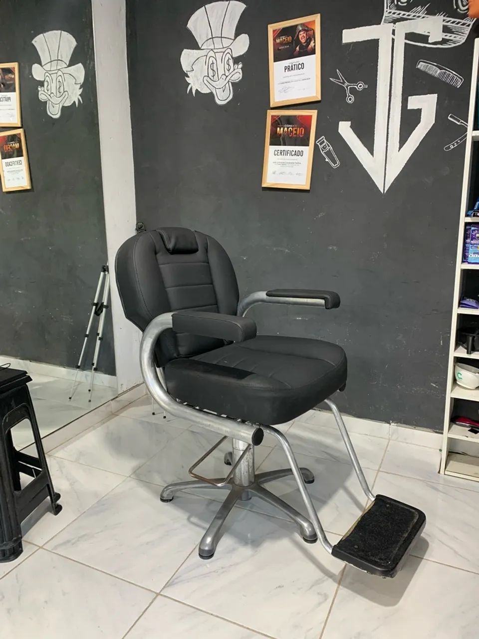 Cadeira de barbeiro reclinável em perfeito estado 