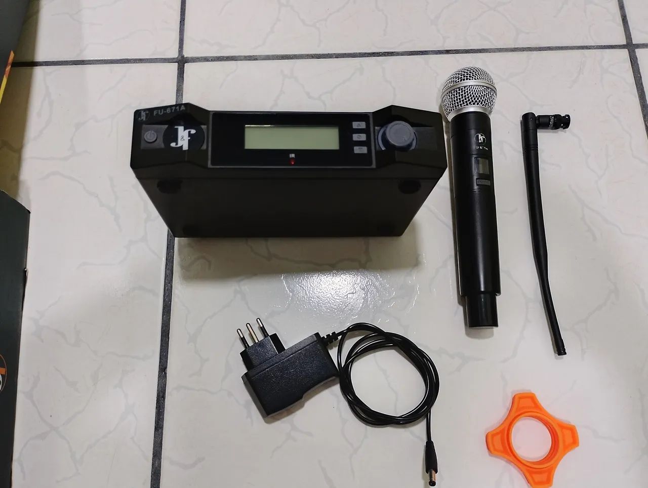MICROFONE S/ FIO UHF COM PAINEL DIG FU - 671A