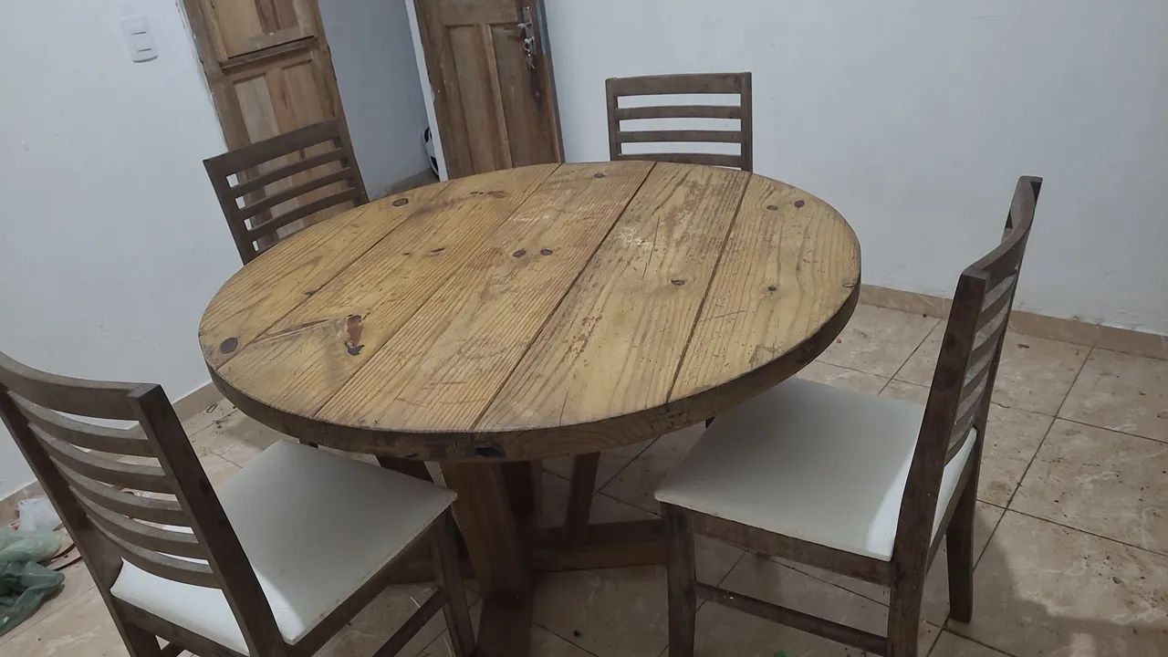 Mesa de madeira com 4 cadeiras 